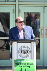 NJTPA Executive Director David Behrend speaks at podium.